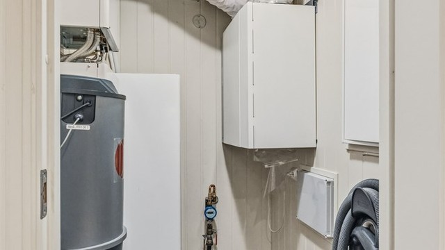 Teknisk rom med varmtvannsbereder, fordelerskap for vannbåren varme og aggregat for balansert ventilasjon.