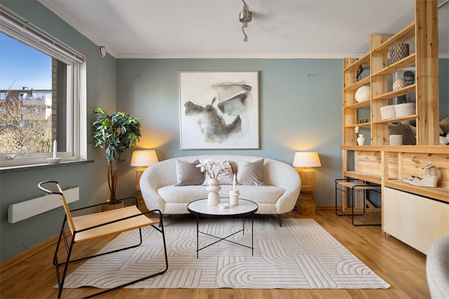 Lys stue med store vindusflater som gir godt med lys