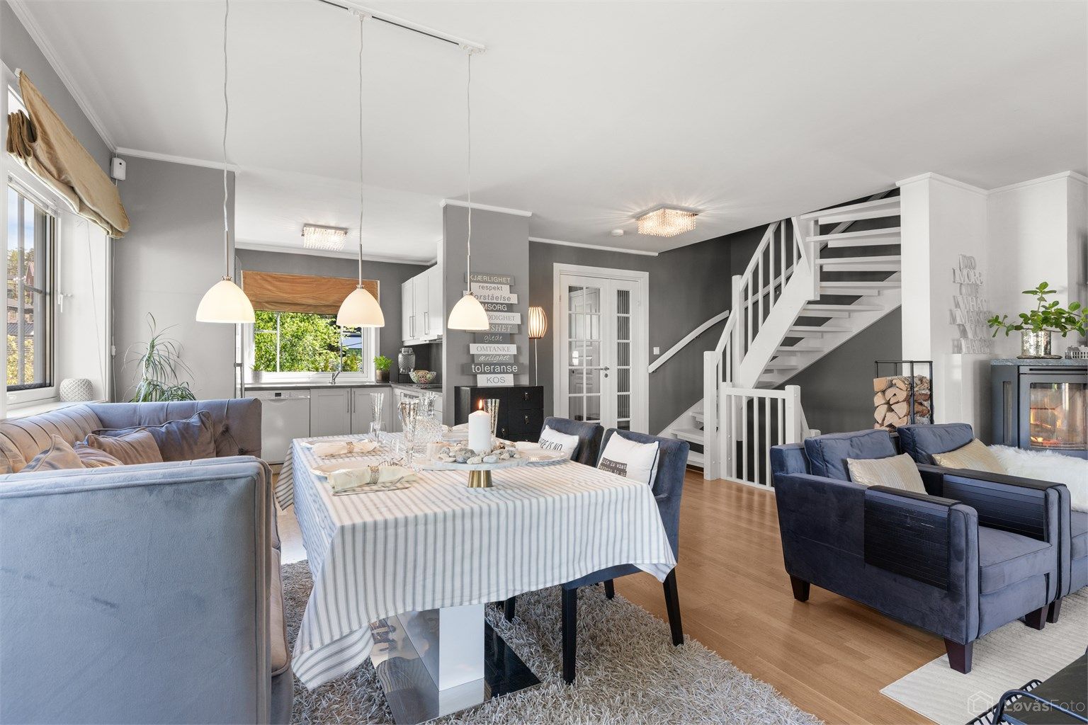 Fra spisestuen er det kort vei til både kjøkkenet og trappen opp til andre etasje.