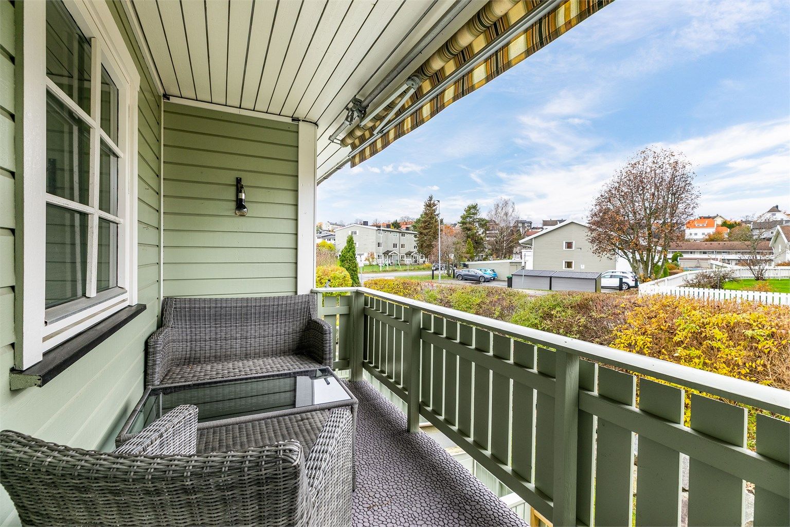 Leiligheten er gjennomgående midt i andre etasje, med veranda orientert i vestlig retning.