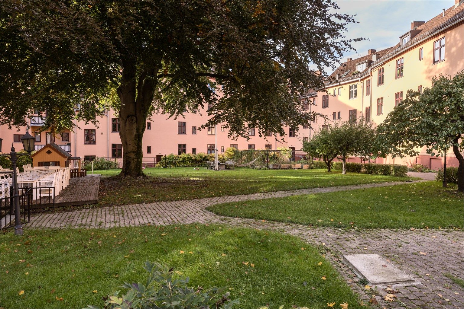 Her er bakgården i øvre gård. Du får tilgang til begge bakgårdene. 