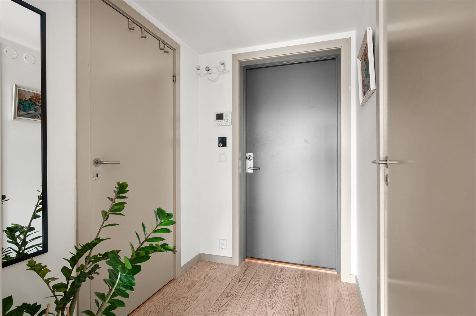 Velkommen inn! Entréen har lyd- og brannklassifisert dør. 