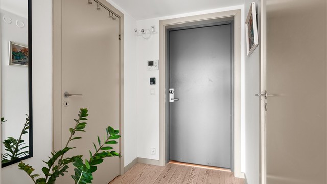 Velkommen inn! Entréen har lyd- og brannklassifisert dør.