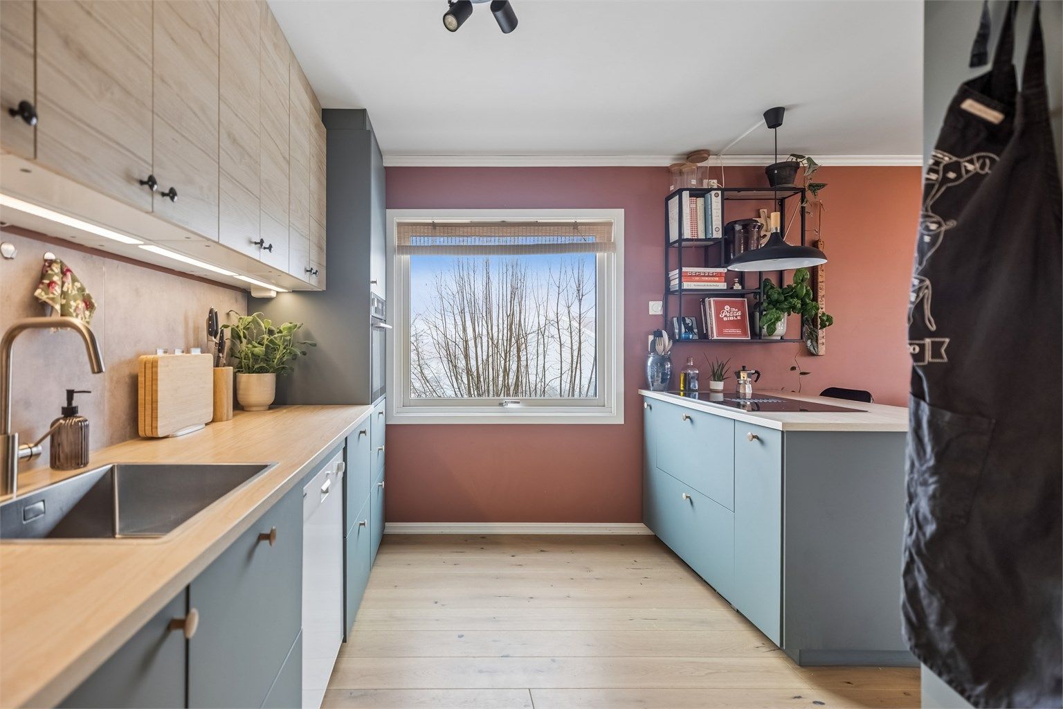 Spennende, moderne kjøkkeninnredning med to forskjellige farger på over- og underskap.