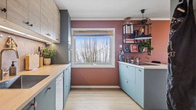 Spennende, moderne kjøkkeninnredning med to forskjellige farger på over- og underskap.