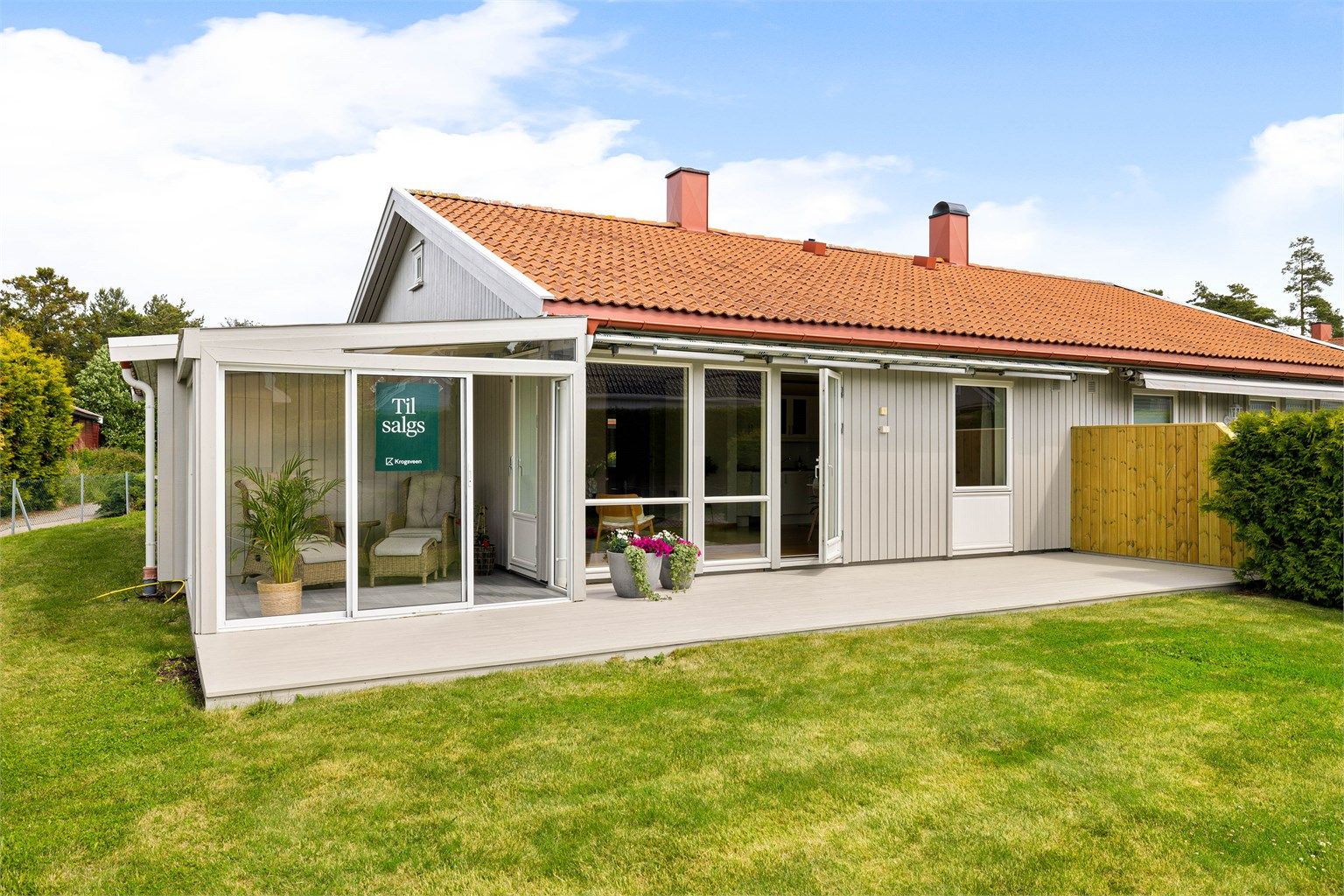 Terrassen henvendt mot syd og solfylt dagen gjennom.