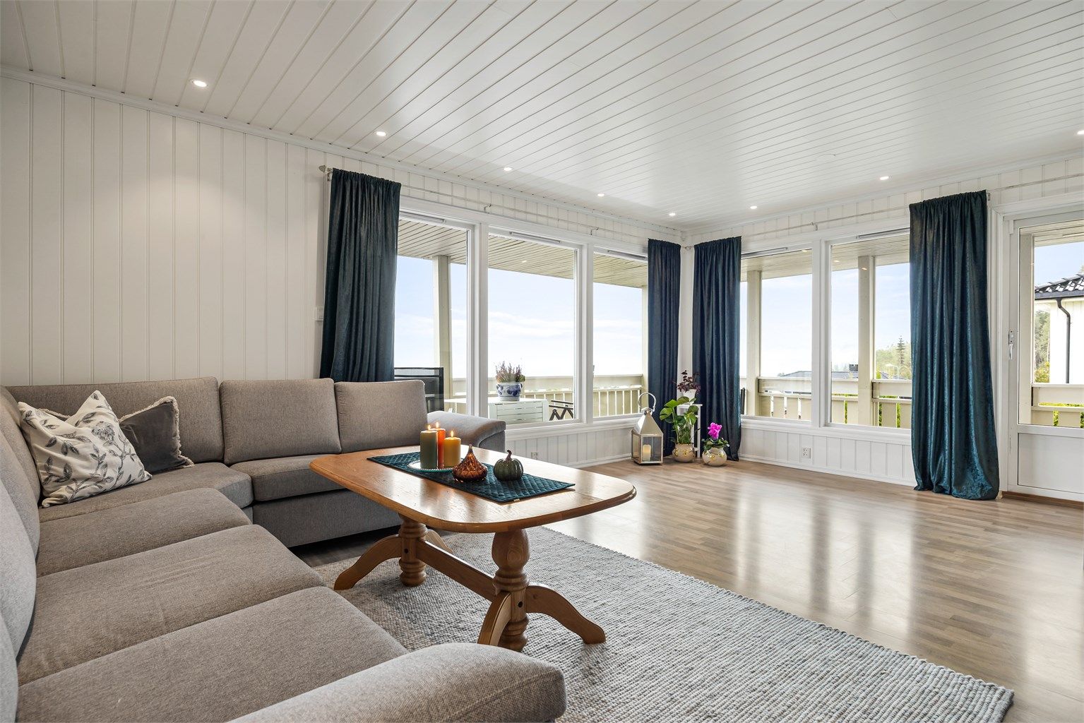 Sofaområde med downlights i himling og direkte utgang til verandaen.