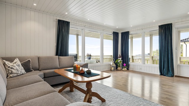Sofaområde med downlights i himling og direkte utgang til verandaen.