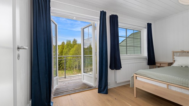 Hovedsoverommet er romslig, og har doble glassdører ut til egen balkong samt et tilknyttet garderoberom.