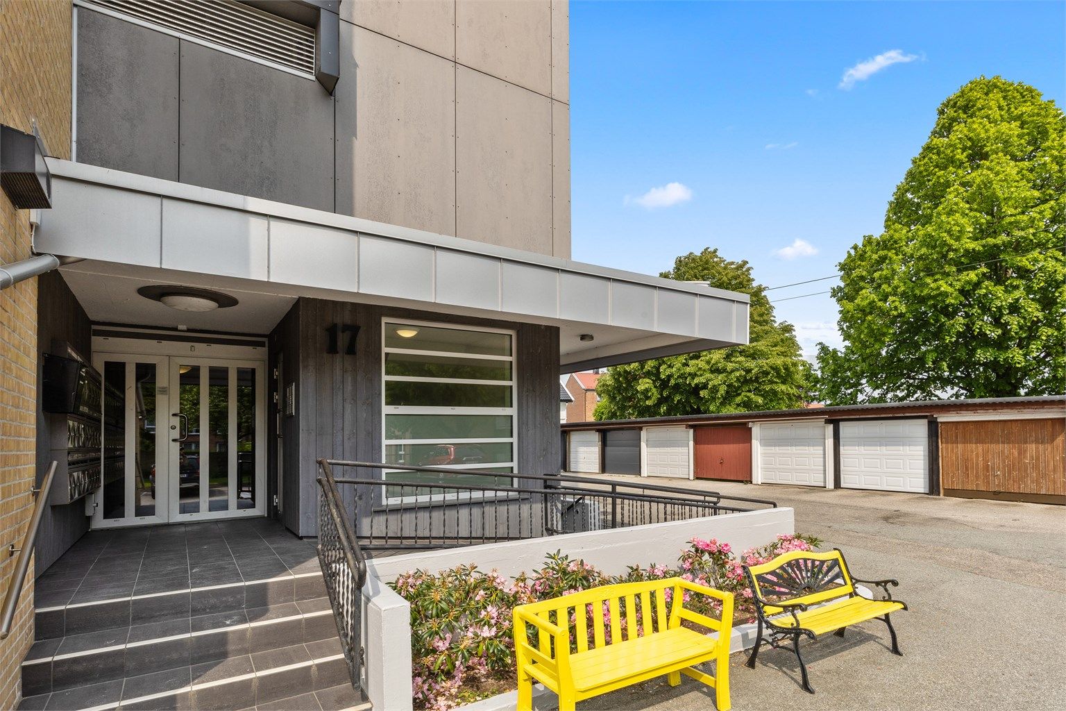 Enkel adkomst med trapp eller trappefri rampe og koselig opparbeidet med beplanting og sittegruppe