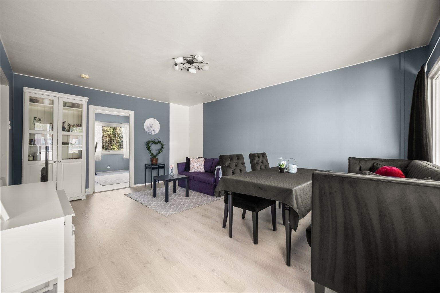 Gjennomgående laminatgulv binder rommene sammen på en helhetlig måte.