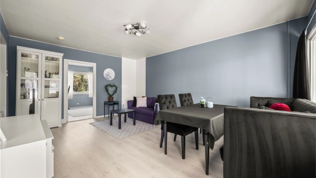 Gjennomgående laminatgulv binder rommene sammen på en helhetlig måte.