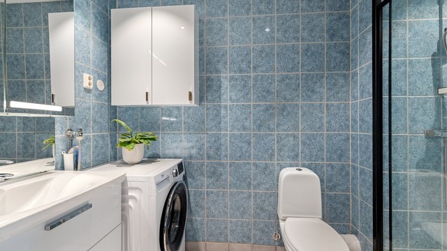 Badet er flislagt med varmekabler i gulvet for lun varme i rommet. Oppgradert med moderne baderomsmøbler og stilig dusjvegg