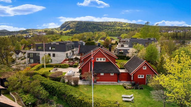 Eiendommen er på over 1 300 kvm og er pent opparbeidet med flere soner