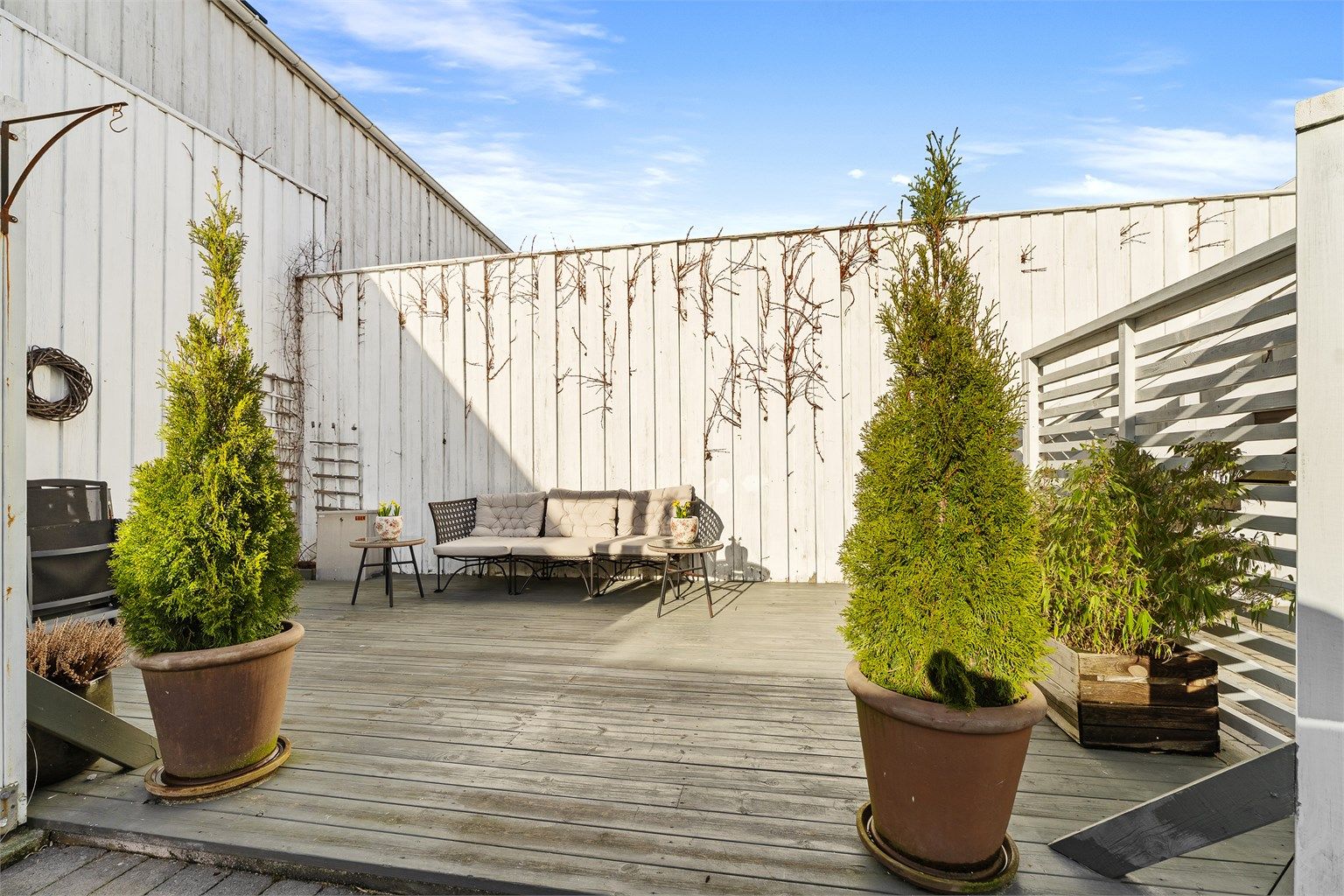 Bakgården - Sol på felles terrasse fra ca. kl. 09/10 om sommeren