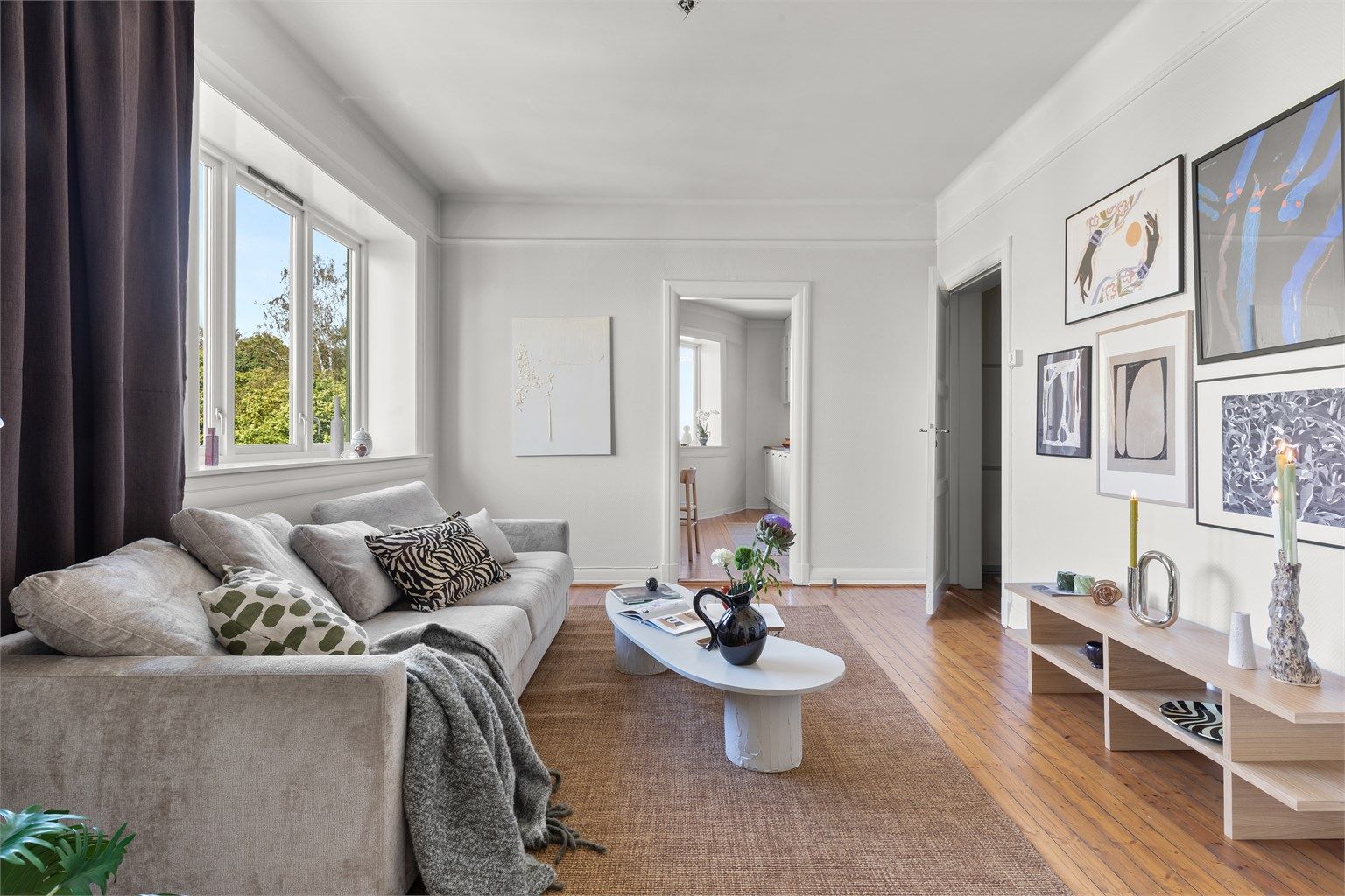 Leiligheten byr på klassiske detaljer som god takhøyde og dype vinduskarmer. Godt med lysinnslipp fra vindusflater. 