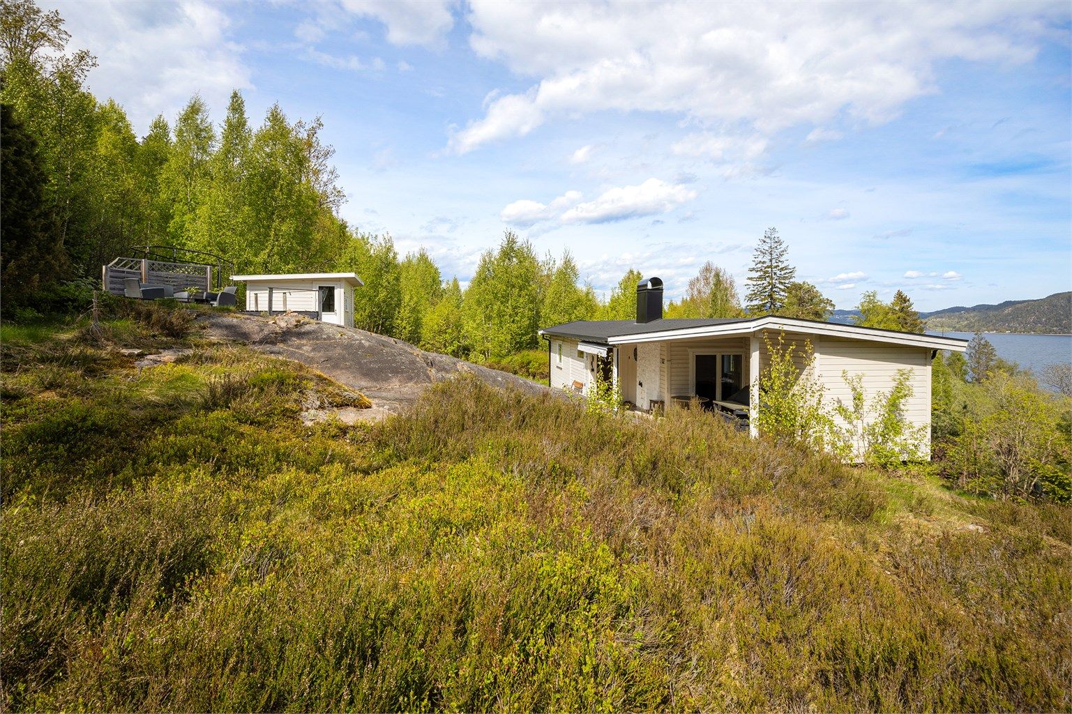 Hytten har en frodig og naturnær beliggenhet med fantastisk utsikt