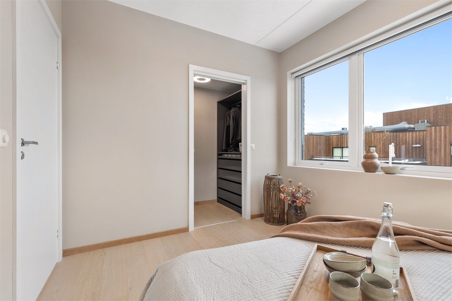 Hovedsoverommet er av god størrelse og har plass til dobbeltseng med nattbord på hver side. Hovedsoverommet har eget walk-in-closet.