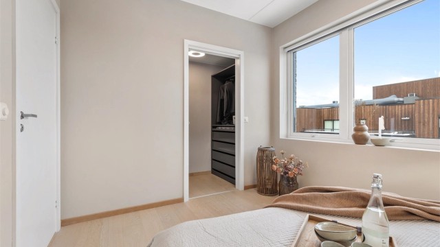 Hovedsoverommet er av god størrelse og har plass til dobbeltseng med nattbord på hver side. Hovedsoverommet har eget walk-in-closet.