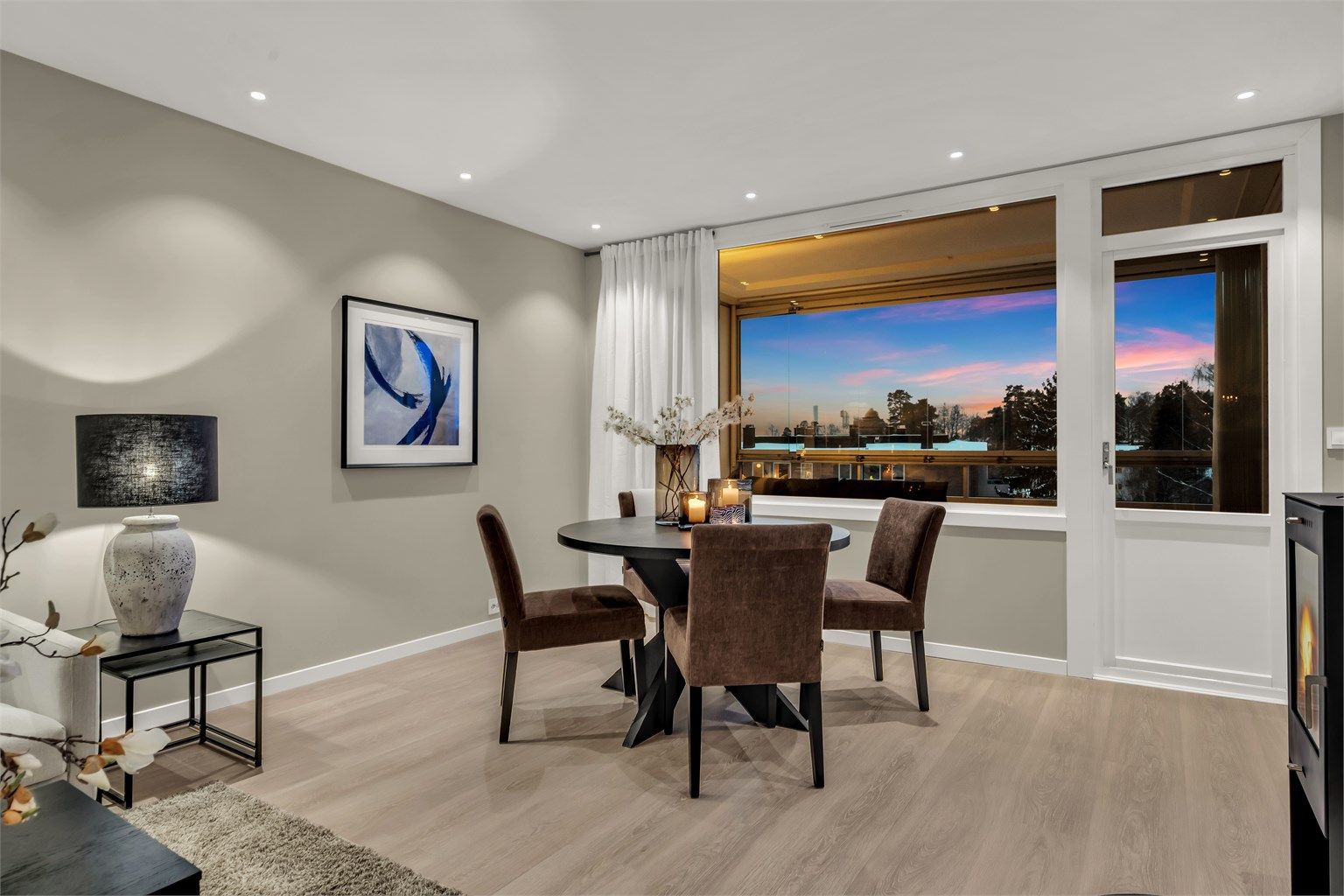 De store vindusflatene slipper inn rikelig med lys og rammer inn utsikten.