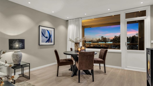 De store vindusflatene slipper inn rikelig med lys og rammer inn utsikten.