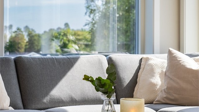 Boligens høye beliggenhet i feltet gir gode siktlinjer og lite innsyn.