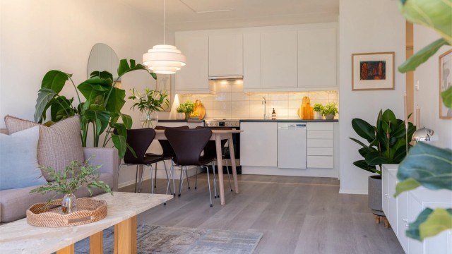 Tidløst og delikat kjøkken i åpen løsning mot stuen.