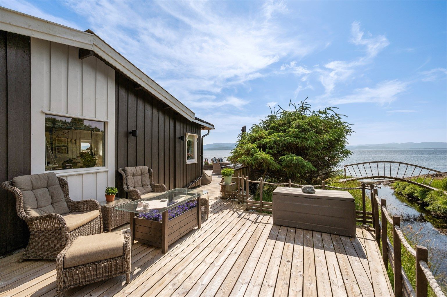 Fra terrassen kan man nyte en formidabel utsikt mot Trondheimleia. 