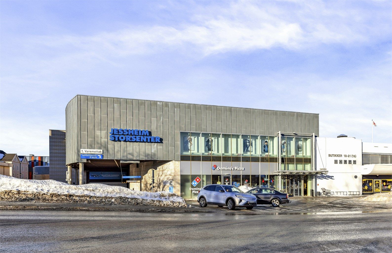 Jessheim Storsenter, med 145 butikker og spisesteder, er et naturlig samlingspunkt i nærheten.