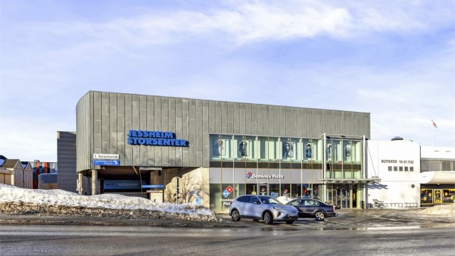 Jessheim Storsenter, med 145 butikker og spisesteder, er et naturlig samlingspunkt i nærheten.