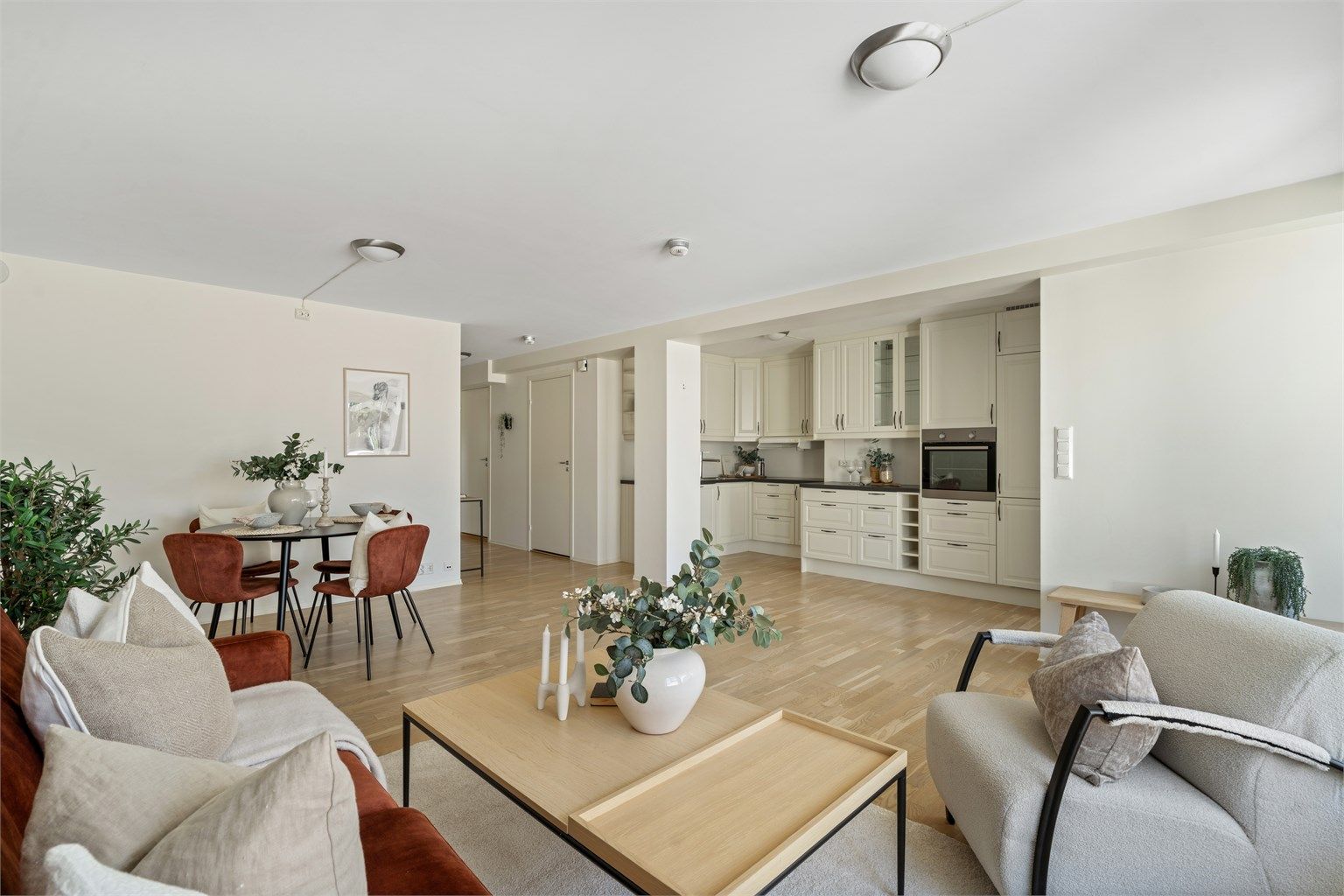 Stuen er av god størrelse og med en god kjøkkeninnredning, som har rikelig med skap/benkeplass.

Foto: Nordbø Foto