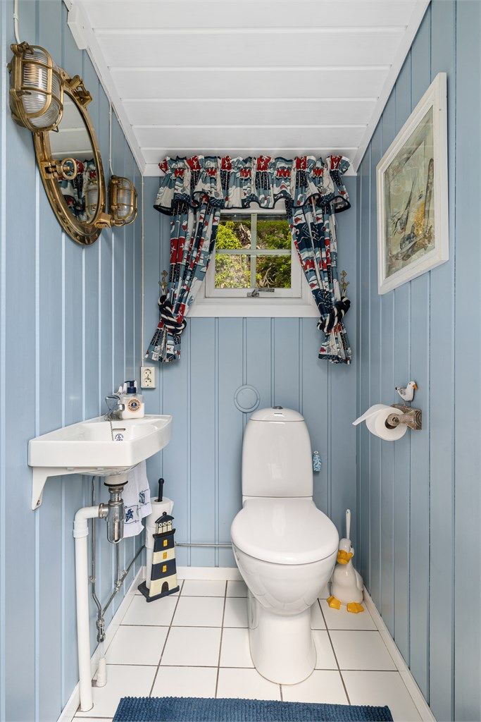 Praktisk med toalettrom med utvendig adkomst. Det at det ligger i tilknytning til gjesteværelse er også kjekt.