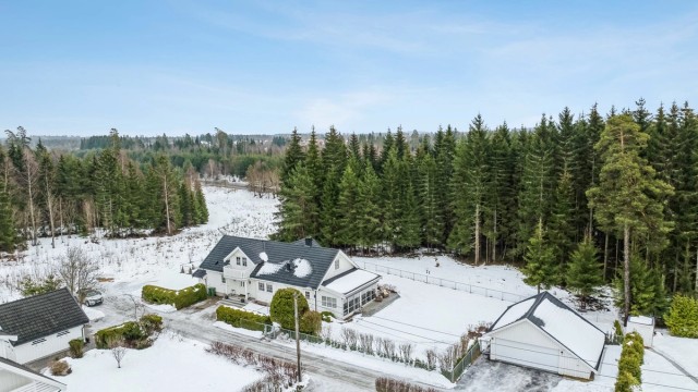 Krogsveen v/ Vegard Gjeisklid presenterer Lerkelunden 7 - En attraktiv og idyllisk eiendom i et barnevennlig boområde på Jessheim