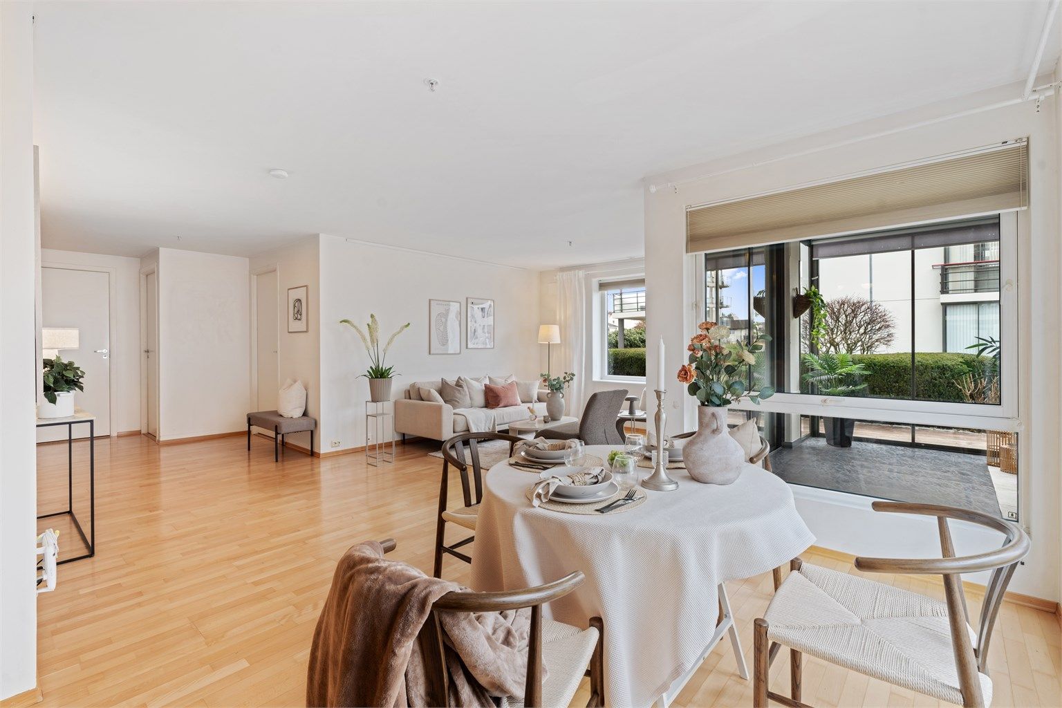 Den åpne løsningen gir en god romfølelse og flyt mellom sonene.