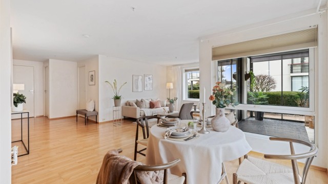 Den åpne løsningen gir en god romfølelse og flyt mellom sonene.