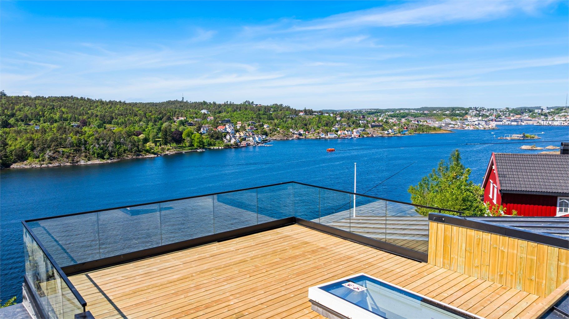 Boligen har stor takterrasse med storslått og vidstrakt utsikt.