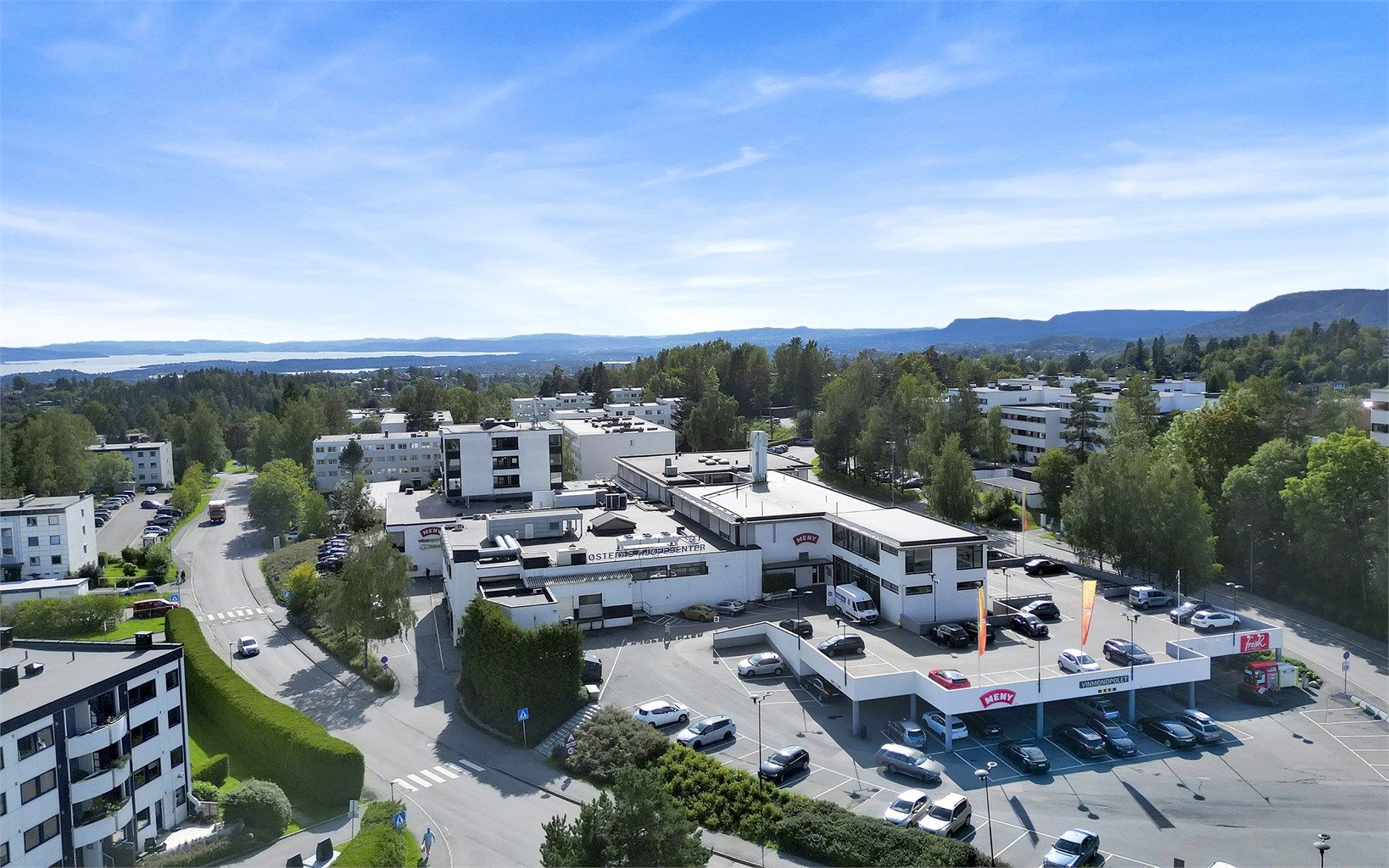 Østerås senter (eldre bilde) ligger rett ved leiligheten og har nylig blitt påbygd og renovert. Her finner man Meny, vinmonopol, treningssenter, apotek, kafé og mye mer