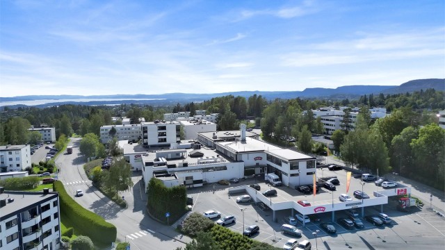 Østerås senter (eldre bilde) ligger rett ved leiligheten og har nylig blitt påbygd og renovert. Her finner man Meny, vinmonopol, treningssenter, apotek, kafé og mye mer