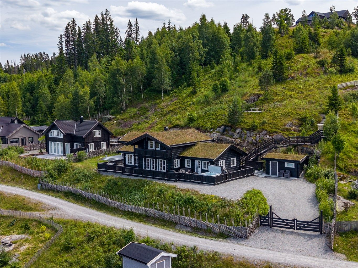 Fritidsboligen ligger skjermet til, med umiddelbar nærhet til skog, turterreng og de mange aktivitetene området har å by på.