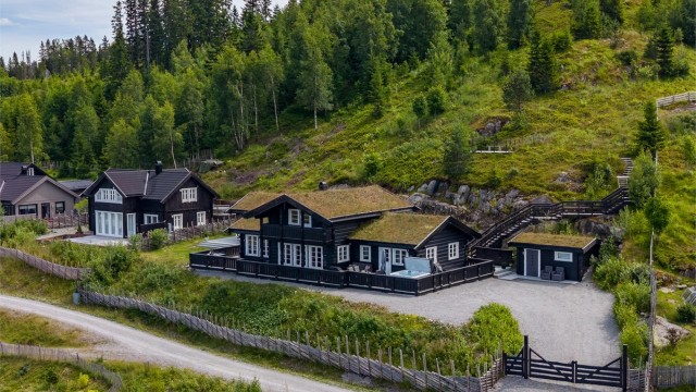 Fritidsboligen ligger skjermet til, med umiddelbar nærhet til skog, turterreng og de mange aktivitetene området har å by på.
