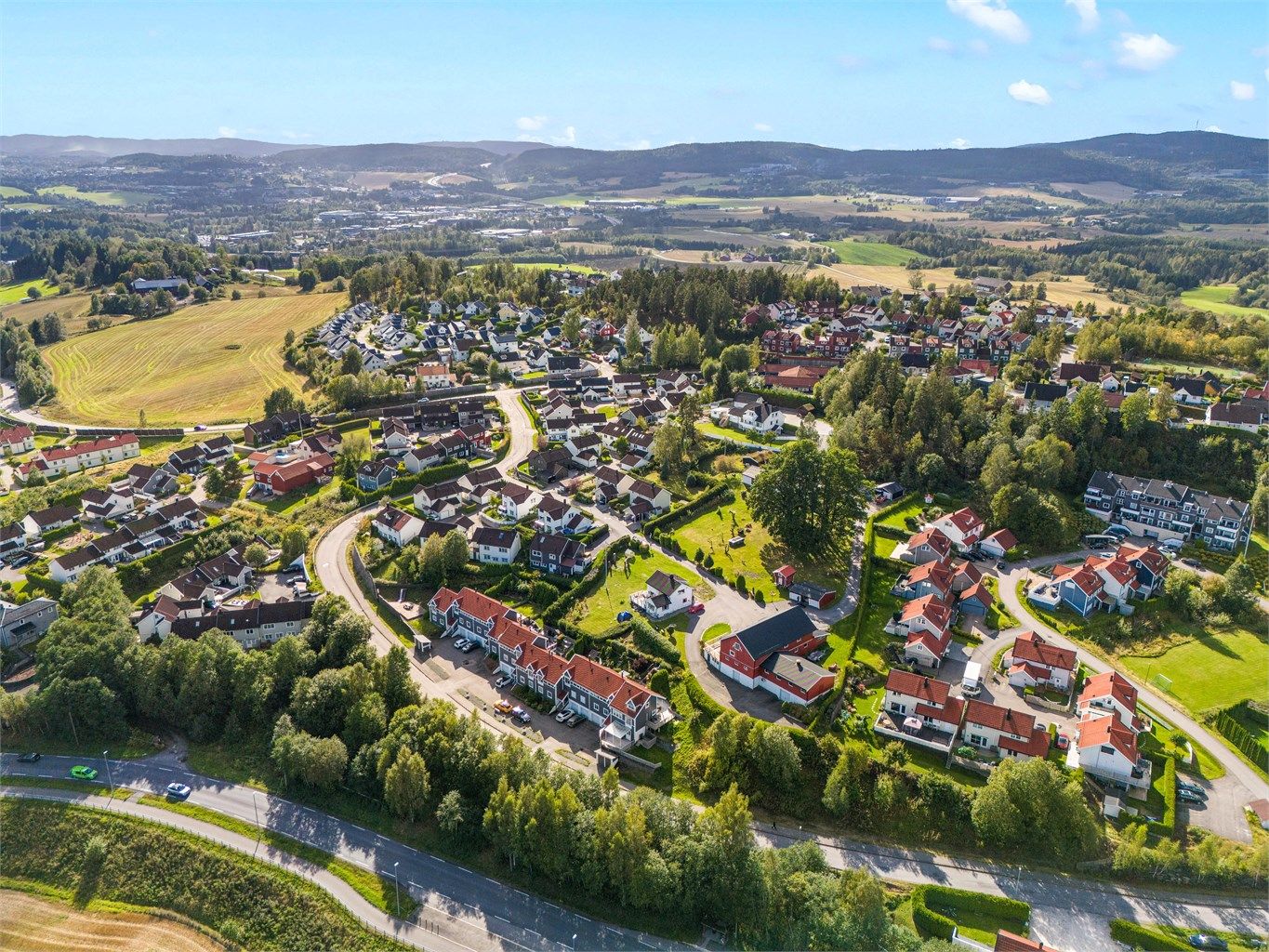 Innholdsrikt rekkehus over tre plan med garasje, beliggende i et rolig og familievennlig område på Brånås. Kun noen få minutters gange til bussholdeplass. 
