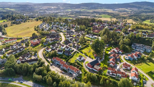 Innholdsrikt rekkehus over tre plan med garasje, beliggende i et rolig og familievennlig område på Brånås. Kun noen få minutters gange til bussholdeplass.