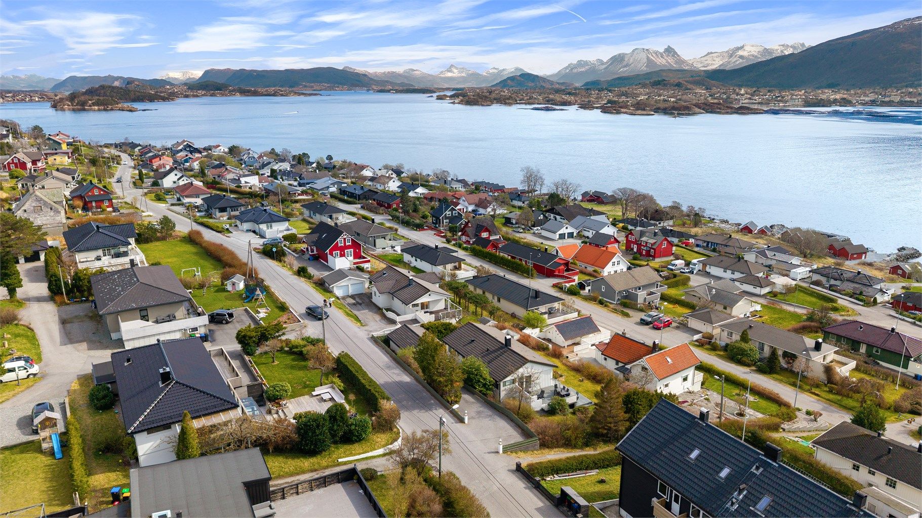 Dette er et familievennlig og etablert nabolag med kort avstand til nye Hessa barneskole (1,3 km) og Slinningen barnehage (0,3 km).