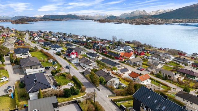 Dette er et familievennlig og etablert nabolag med kort avstand til nye Hessa barneskole (1,3 km) og Slinningen barnehage (0,3 km).