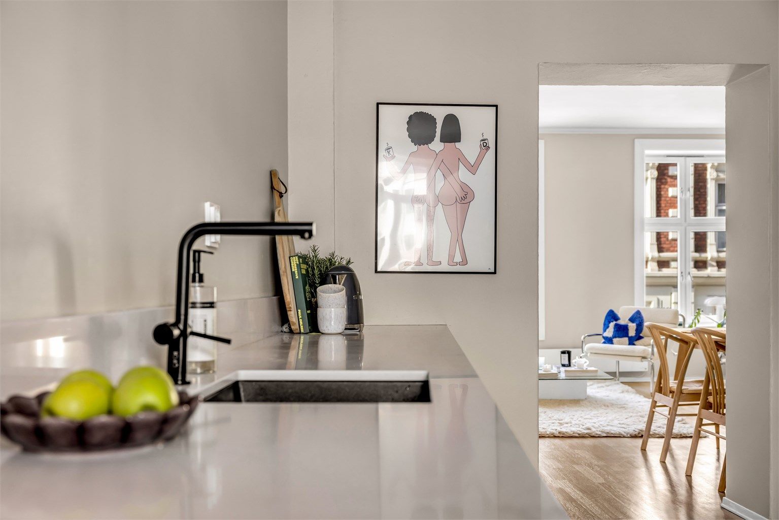 Det stilfulle kjøkkenet har benkeplater og splashkant i kompositt og underlimt oppvaskkum.