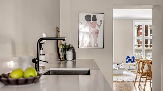 Det stilfulle kjøkkenet har benkeplater og splashkant i kompositt og underlimt oppvaskkum.