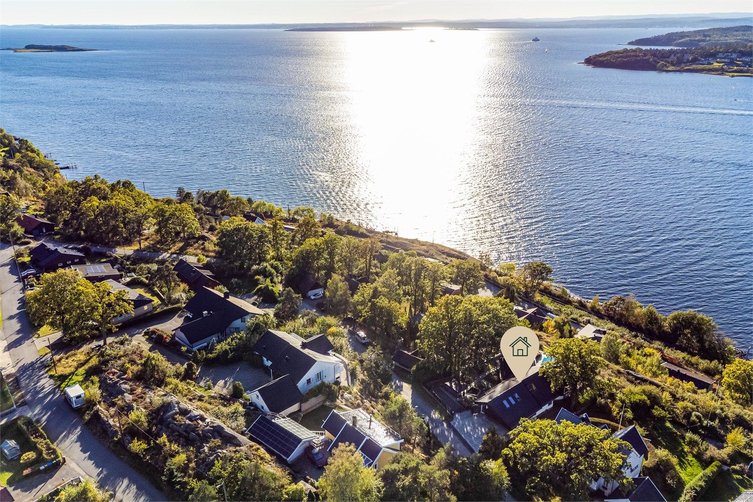 Ytterst i høyden på Kleberget ligger den enestående eiendommen i Nordhenget 11 - med slående utsikt til Oslofjorden.
