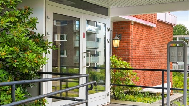 Bygget har et overbygget og trinnfritt inngangsparti.