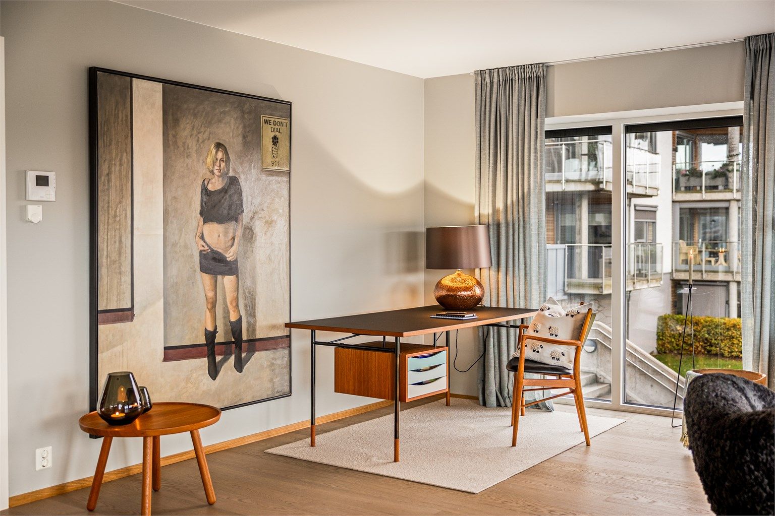 Lys og innbydende stue med god plass til både spisestue, sofagruppe og egen kontorplass.