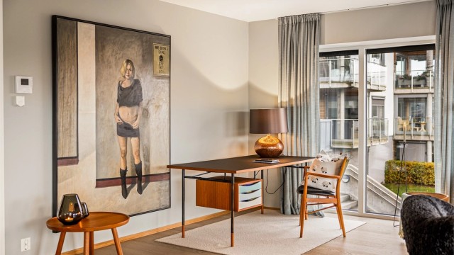 Lys og innbydende stue med god plass til både spisestue, sofagruppe og egen kontorplass.